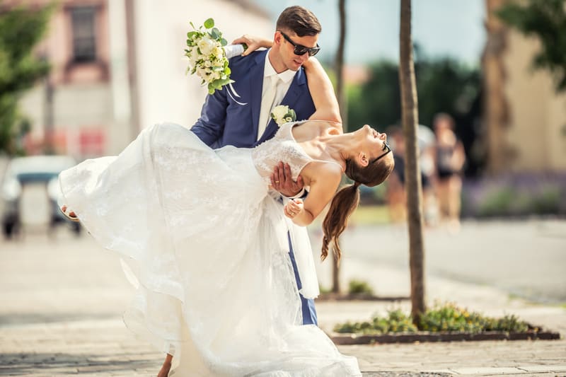 Ženích nakláňa nevestu na ulici, svadobný fotograf Liptovský Mikuláš